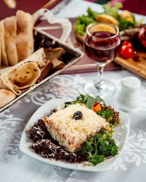 Ensalada de mimosa con jugo y canasta de pan