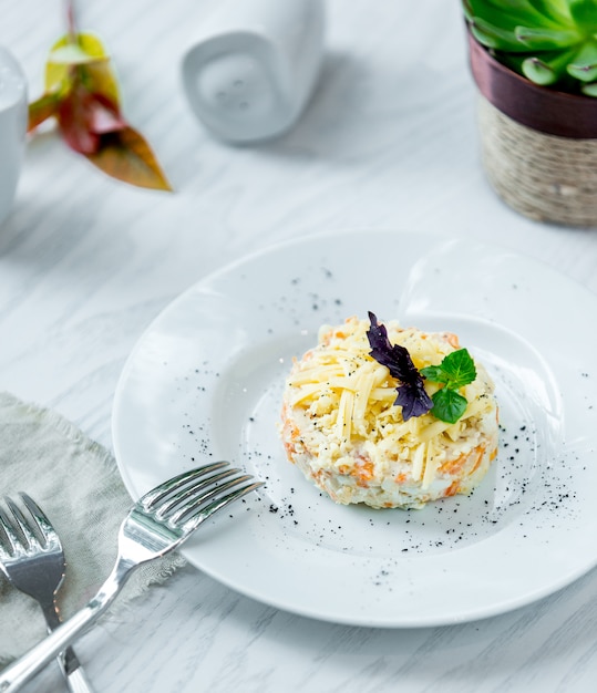 Ensalada de mimosa con parmesano picado y hierbas.