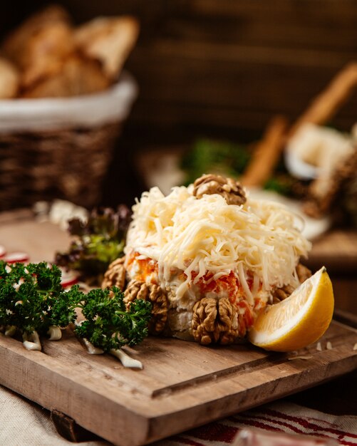 Ensalada de mimosa con rodaja de limón y hierbas