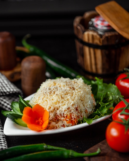 ensalada de mimosa con zanahoria adornada y pepino