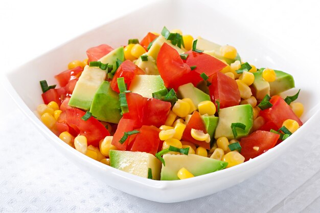 Ensalada mixta con aguacate, tomate y maiz dulce