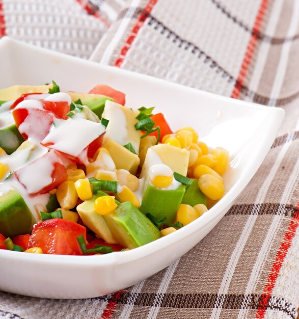 Ensalada mixta con aguacate, tomate y maiz dulce