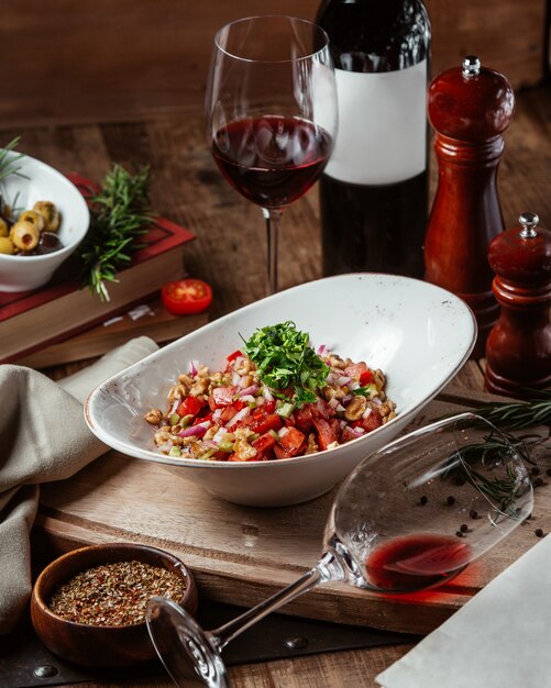 Ensalada mixta con copa de vino tinto