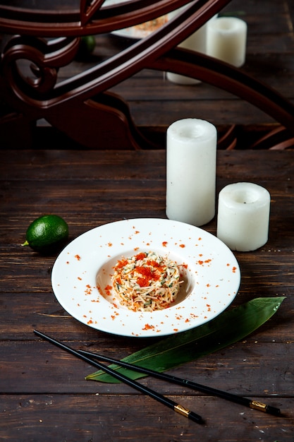 Foto gratuita ensalada mixta cubierta con caviar rojo