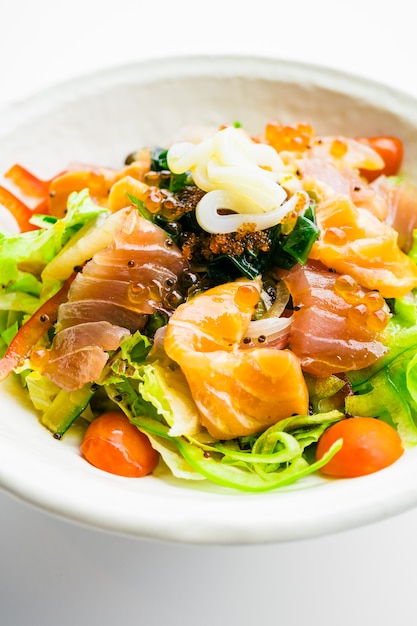 Ensalada mixta de mariscos con calamares de salmón y otros pescados