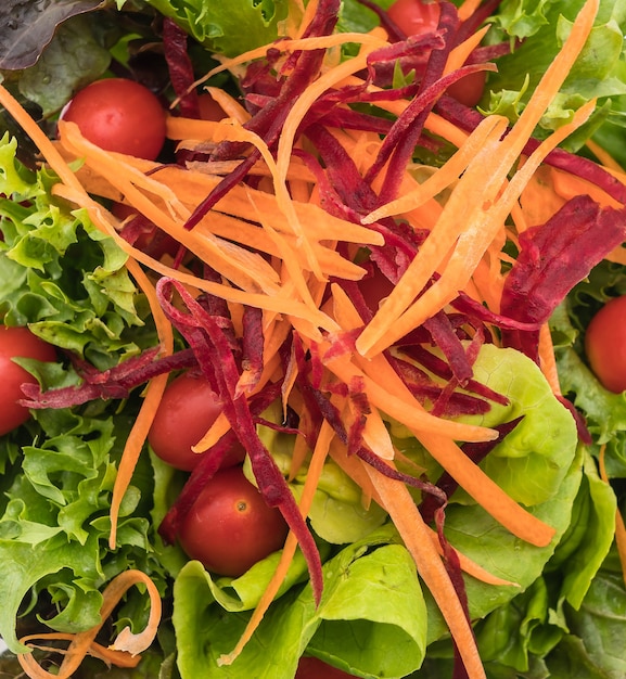 Ensalada mixta en un tazón de madera