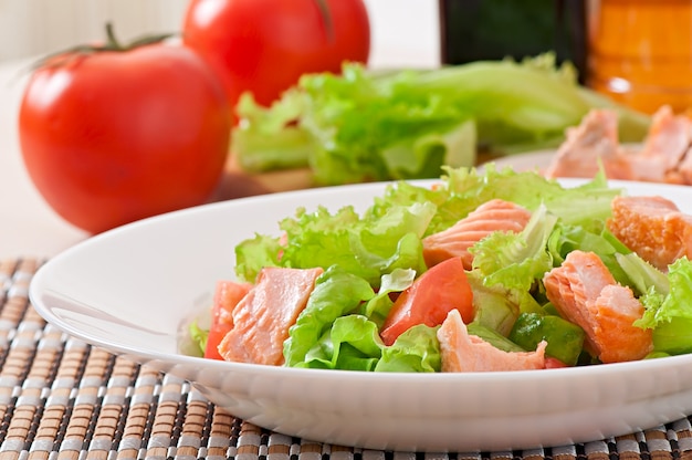 Ensalada mixta de vegetales frescos con trozos de salmón