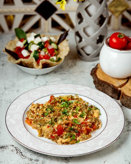 Ensalada mixta con vegetales picados y hierbas