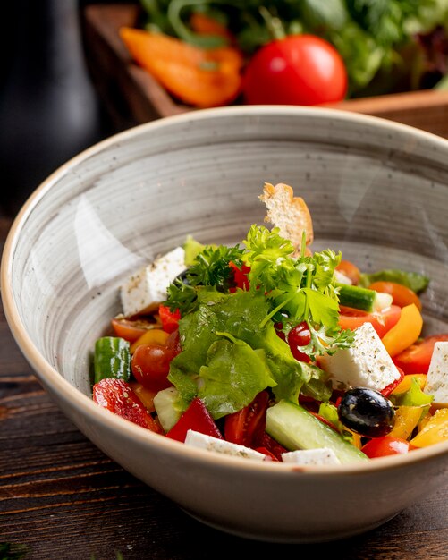 Ensalada mixta de verduras con aceitunas y queso feta