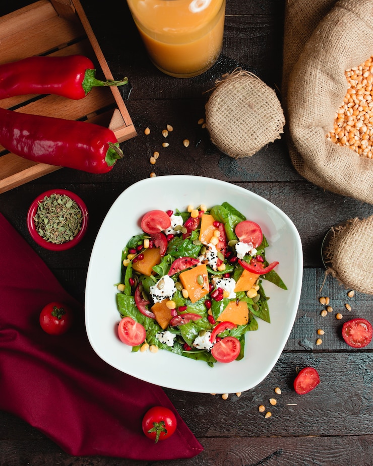 Foto gratuito ensalada mixta de verduras con pimiento rojo y tomate