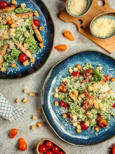 Ensalada mixta de verduras con pollo y galletas saladas