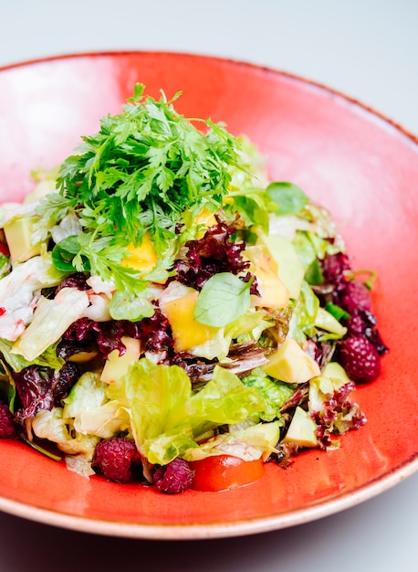 Foto gratuita ensalada mixta de verduras rellenas de bayas