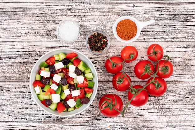 Ensalada mixta de verduras en un tazón blanco queso pepino tomate aceituna