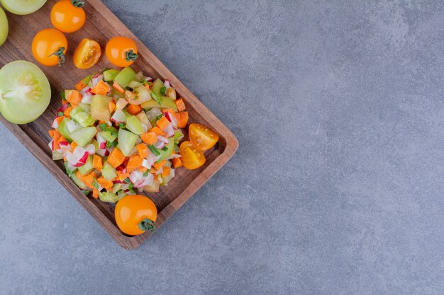 Ensalada mixta de verduras de temporada en bandeja