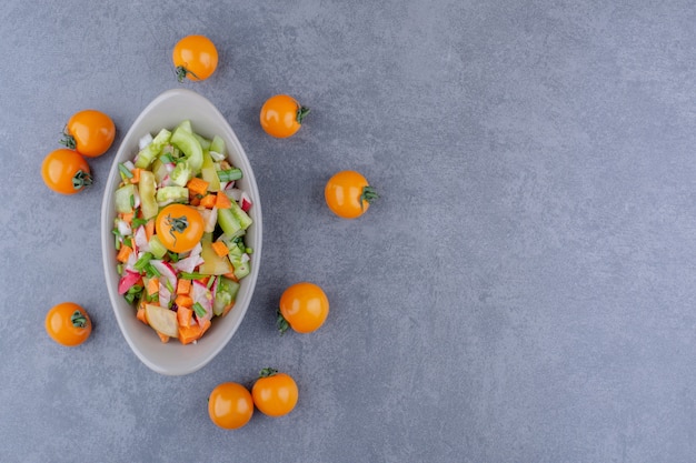 Foto gratuita ensalada mixta de verduras de temporada en un plato