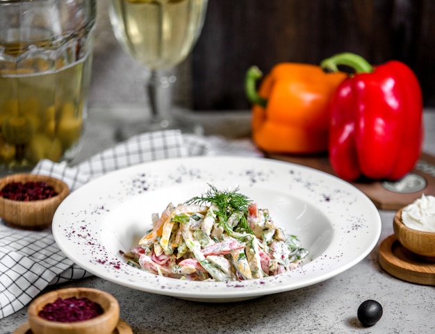 Ensalada mixta con verduras y vegetación.