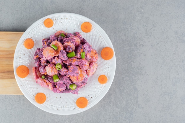 Ensalada morada con zanahorias, ají verde y remolacha