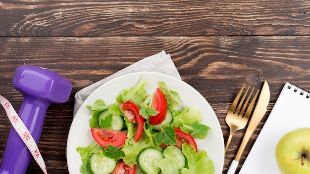 Ensalada nutritiva saludable y plana