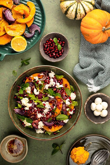 Ensalada de otoño de chorizo de calabaza al horno y mozzarella El concepto de alimentación saludable El concepto de nutrición otoñal