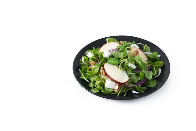 Ensalada de otoño con manzanas y nueces aislado sobre fondo blanco.