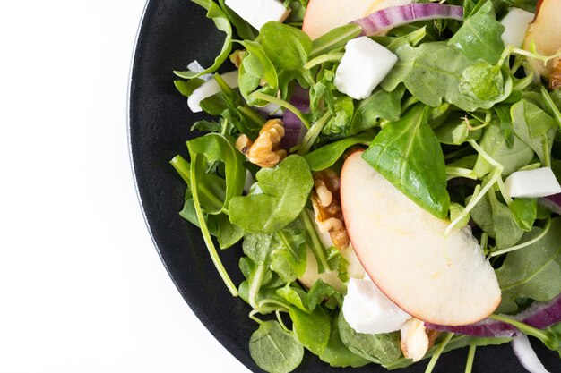 Ensalada de otoño con manzanas y nueces aislado sobre fondo blancoxA