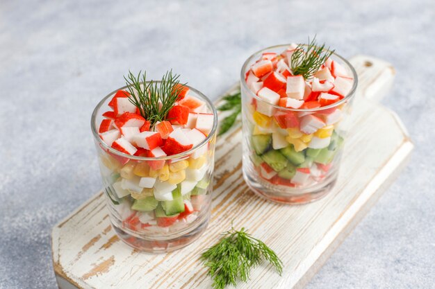 Ensalada con palitos de cangrejo, huevos, maíz y pepino.