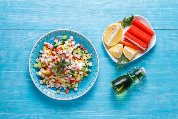 Ensalada con palitos de cangrejo, huevos, maíz y pepino.