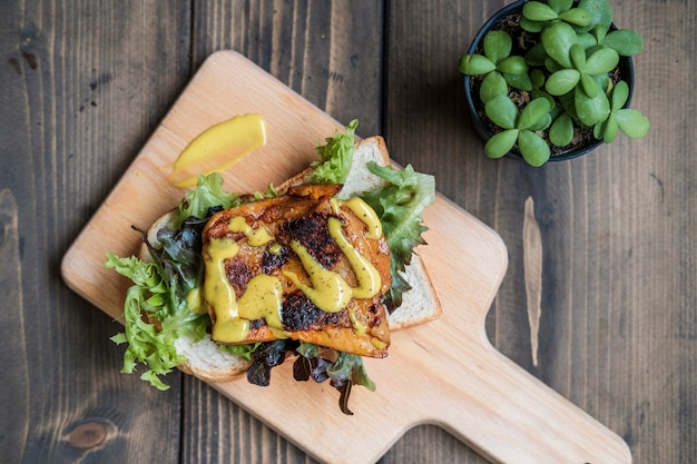 Ensalada De Pan De Pollo Con Salsa De Mostaza