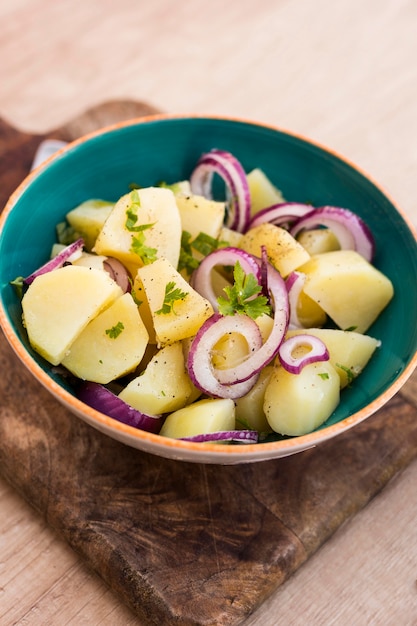 Foto gratuita ensalada de papa deliciosa de alto ángulo