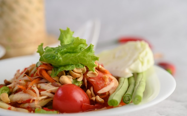 Ensalada de papaya tailandesa en un plato blanco