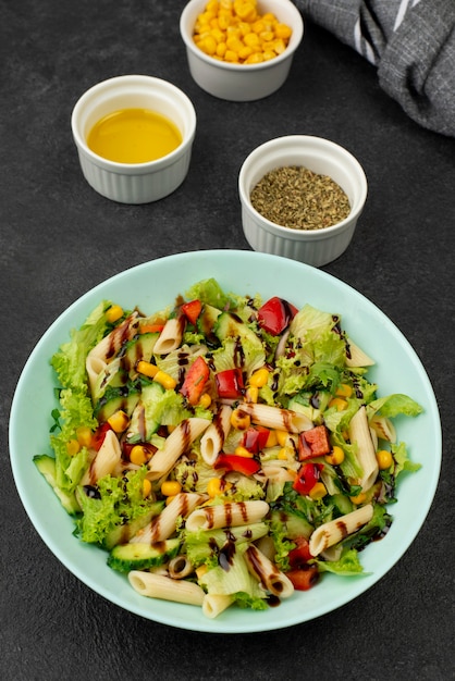 Ensalada de pasta de alto ángulo con vinagre balsámico y hierbas