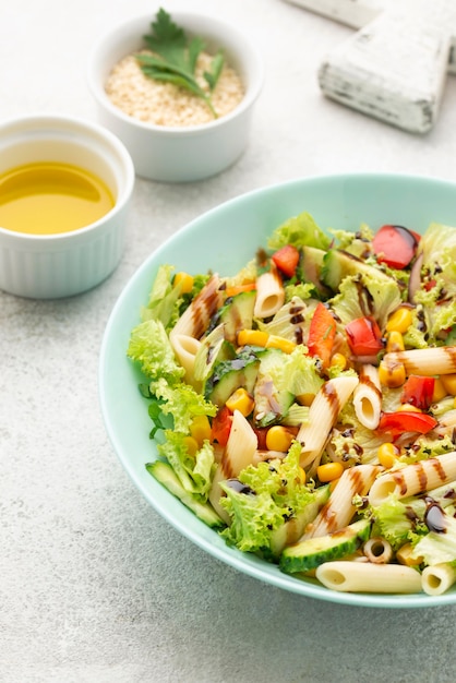 Ensalada de pasta de alto ángulo con vinagre balsámico, semillas de sésamo y aceite