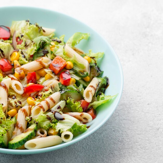 Ensalada de pasta de alto ángulo con vinagre balsámico