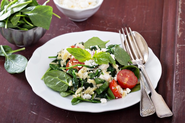 Ensalada de pasta con espinacas orzo y queso feta