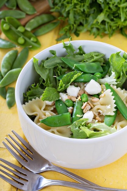 Foto gratuita ensalada de pasta con guisantes farfalle y queso feta