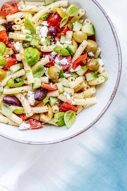 Ensalada de pasta de macarrones con queso feta y aceitunas, plato de verano griego saludable