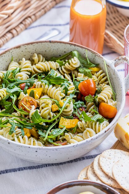 Ensalada de pasta rotini con rúcula y tomates cherry, plato de verano saludable