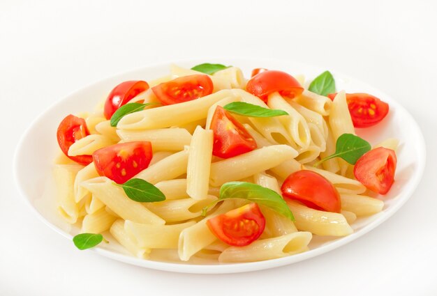 Ensalada de pasta con tomates cherry y hojas frescas de albahaca