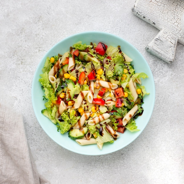 Ensalada de pasta vista superior con vinagre balsámico