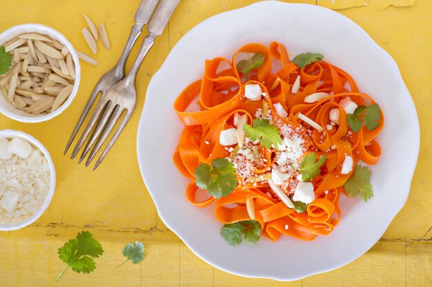 Ensalada de pasta de zanahoria con queso feta