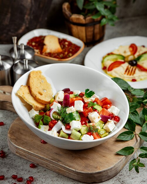 Ensalada de pastor cubierta con queso y granada