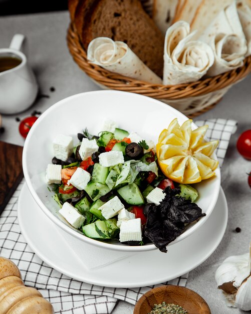 ensalada de pastor cubierta con queso