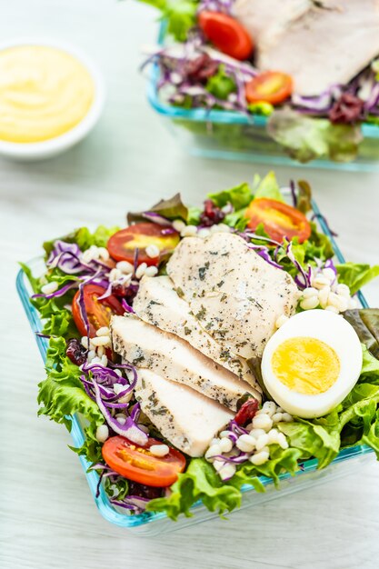 Ensalada de pechuga de pollo a la parrilla y carne