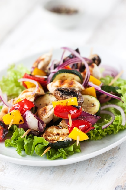 Foto gratuita ensalada con pepino asado