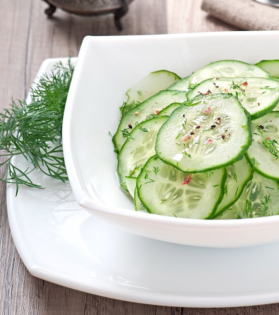 Foto gratuita ensalada de pepino fresco