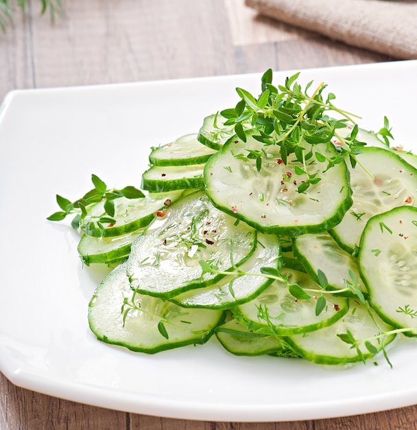 Foto gratuita ensalada de pepino fresco