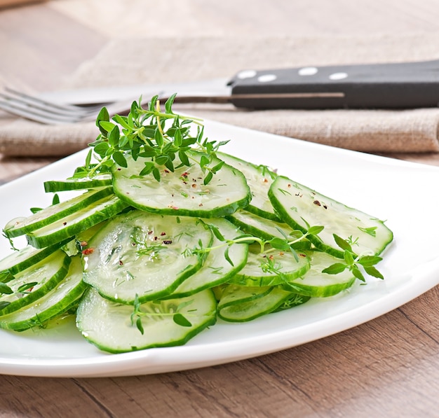 Foto gratuita ensalada de pepino fresco