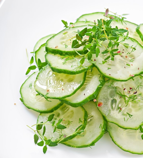 Foto gratuita ensalada de pepino fresco