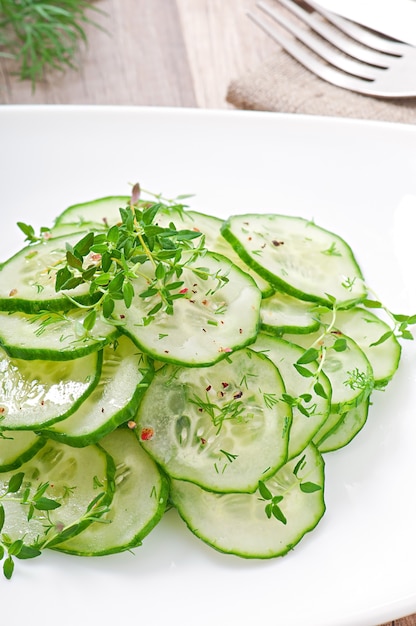 Foto gratuita ensalada de pepino fresco