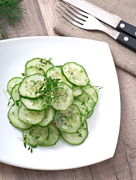 Foto gratuita ensalada de pepino fresco